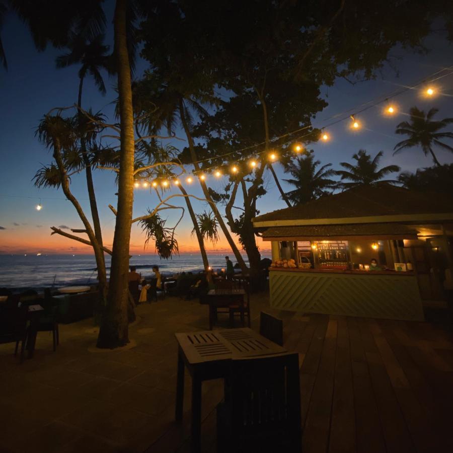 Sri Gemunu Beach Resort Unawatuna Exterior foto