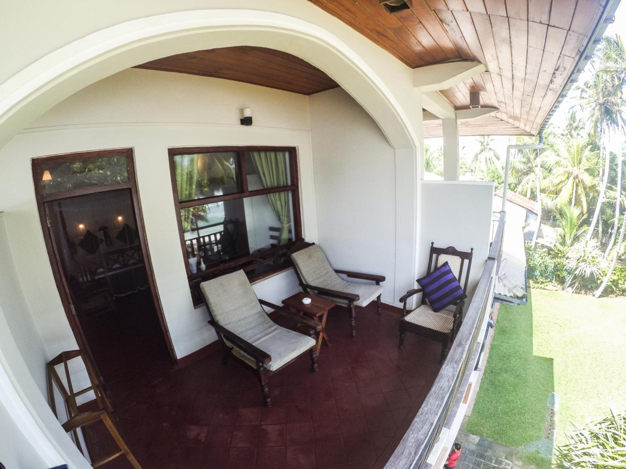 Sri Gemunu Beach Resort Unawatuna Quarto foto