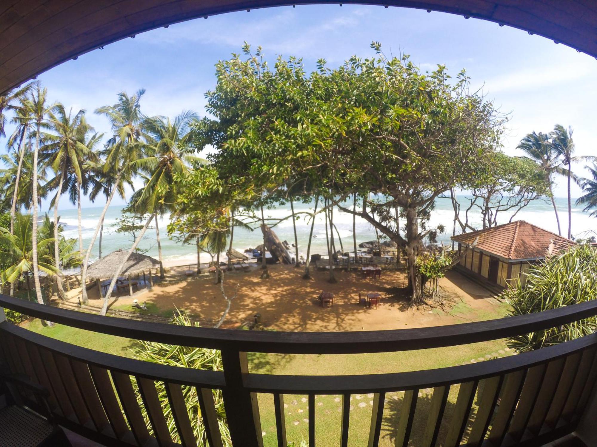Sri Gemunu Beach Resort Unawatuna Quarto foto