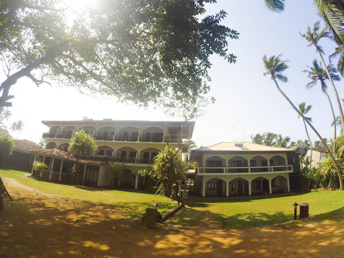 Sri Gemunu Beach Resort Unawatuna Exterior foto